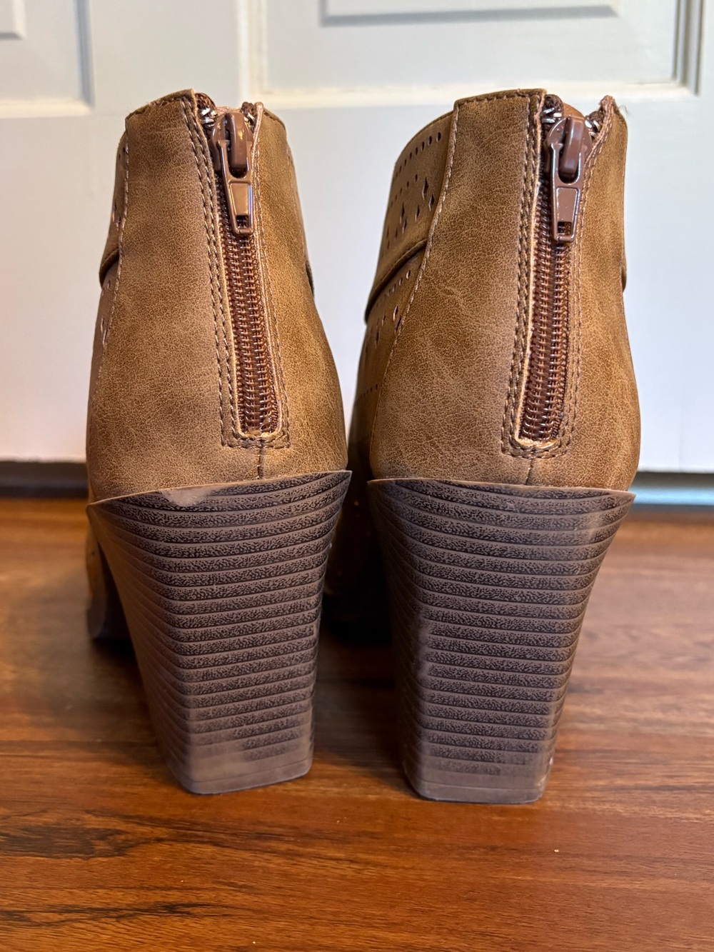 Jellypop Clarita Size 10 Suede Cutout Peep-Toe Tan Booties - Picture 6 of 9
